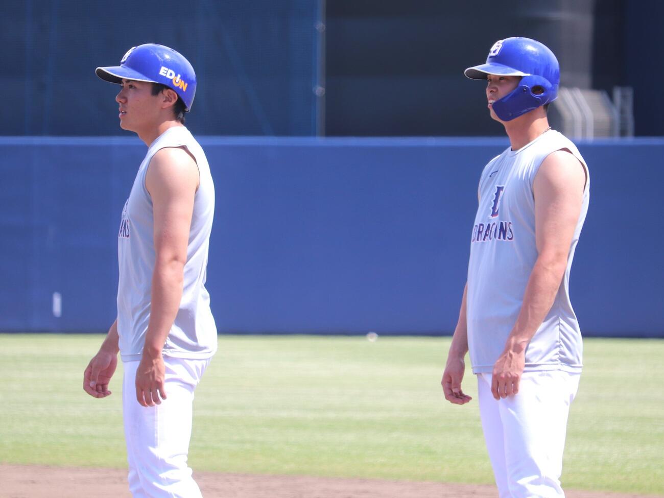 5月19日、暑い中行われたファームの全体練習合流初日にタンクトップ姿で練習に励んだ花田(右)(撮影・中島麗)