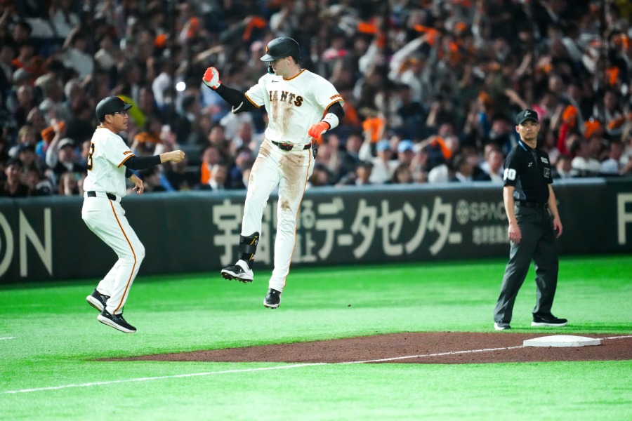 キャベッジと川相コーチのジャンピングタッチ連続写真3