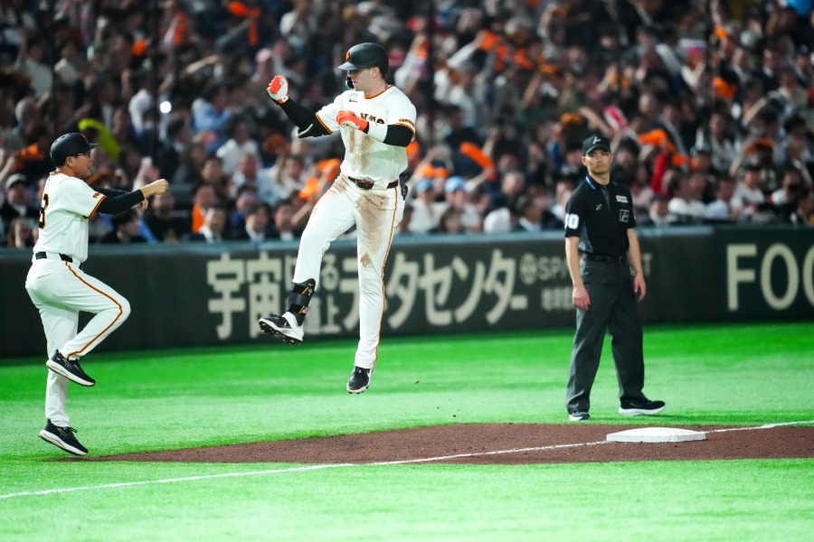キャベッジと川相コーチのジャンピングタッチ連続写真1