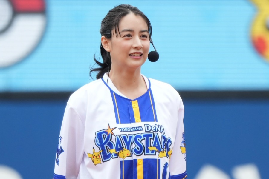 ショーパン美女が”暴投”に「きゃあー」 ポニテ揺らし豪快投球…キュートな笑顔で魅了 | Full-Count 試合前のセレモニアルピッチに登場した俳優の山本美月さん【写真:町田利衣】