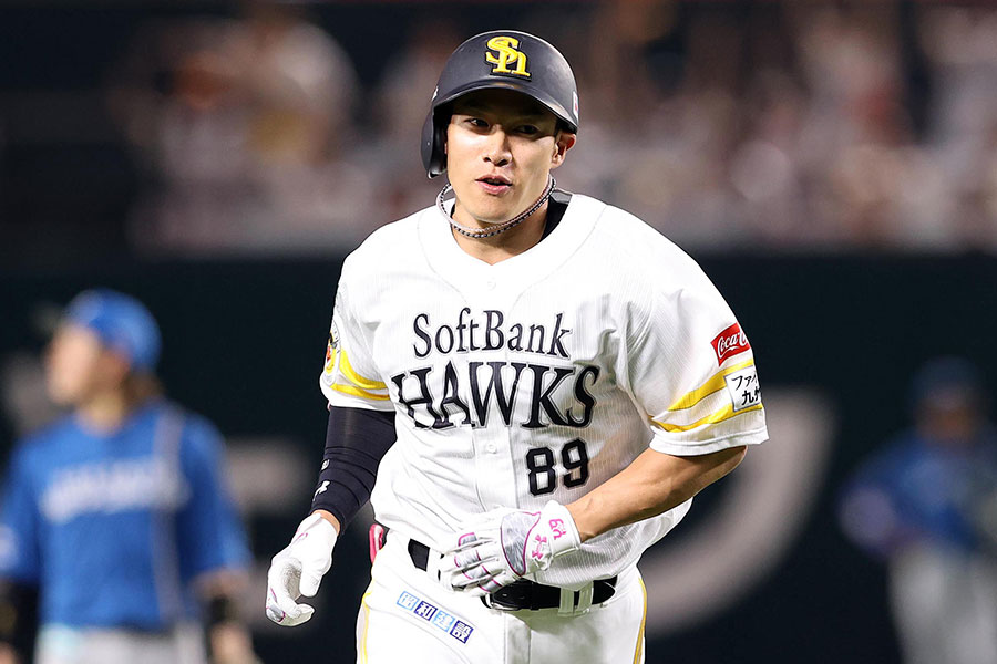 歴史的一戦で爆誕「かっこよすぎて鳥肌」 実況が叫んだ4文字…ファン感涙の”神セリフ” | Full-Count 日本ハム戦で2ランを放ったソフトバンク・柳田悠岐【写真:栗木一考】