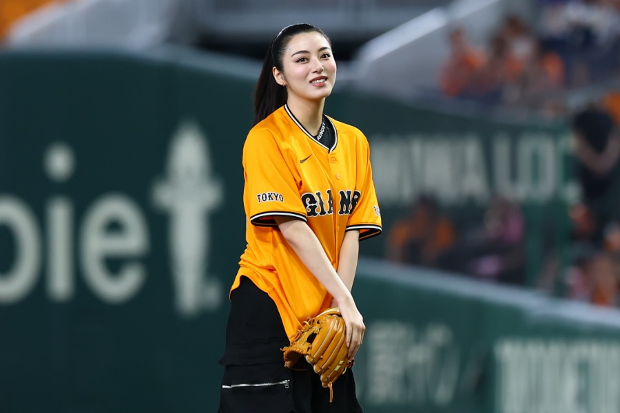 「顔小さすぎ」人気女優が”赤面投球” 黒髪ポニテゆらし…「なんぼ何でも可愛すぎる」 | Full-Count 始球式に登場した池田エライザさん【写真:加治屋友輝】