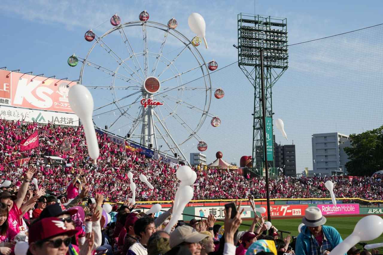 画像: ピンク色のユニフォームを着たファンが、試合後にチームの勝利を喜んだ。　写真：楽天球団提供