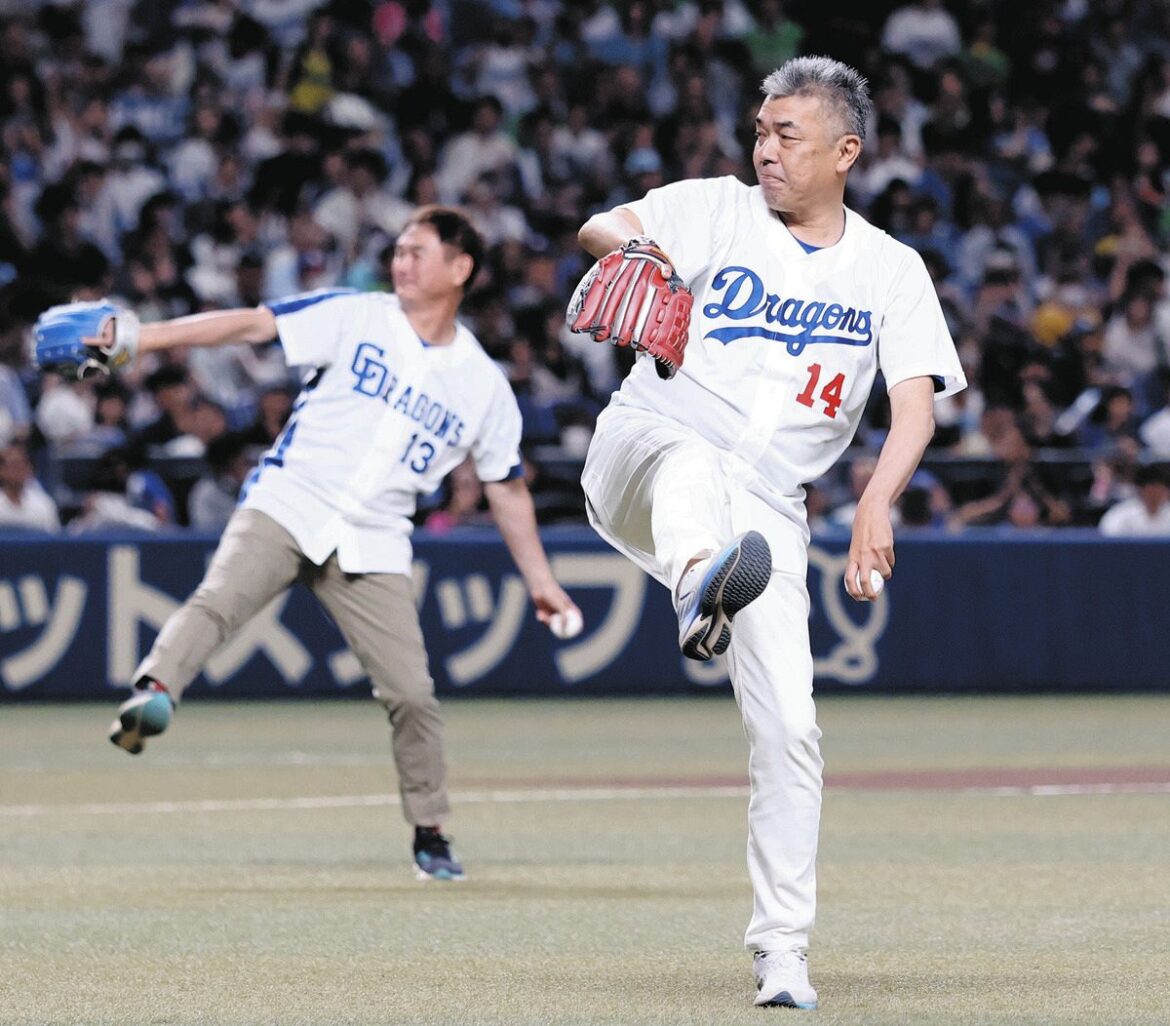 セレモニアルピッチを務める今中慎二さん（手前）と岩瀬仁紀さん