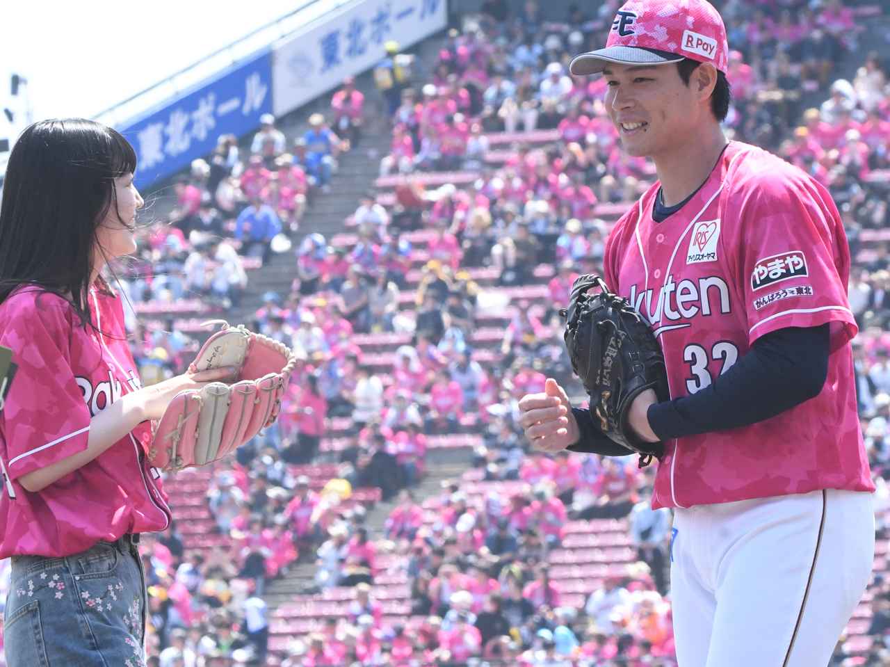 画像: 投球を終えた久保さんと中島選手