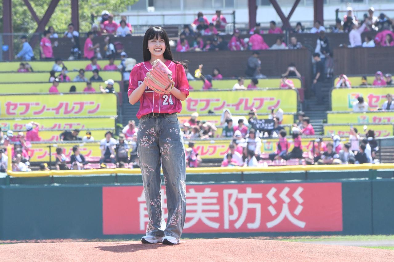 画像2: 元乃木坂・久保史緒里が通算6度目のセレモニアルピッチ「イーグルス愛を込めた」ノーバウンド投球で、3度目“共演”古謝樹投手の初勝利を後押し