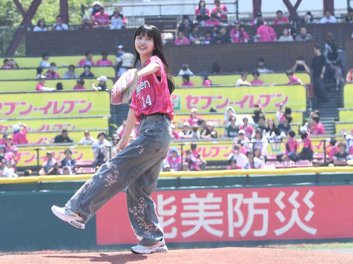 元乃木坂・久保史緒里が通算6度目のセレモニアルピッチ「イーグルス愛を込めた」ノーバウンド投球で、3度目“共演”古謝樹投手の初勝利を後押し – Qoly-Sports&the Style 画像1: 元乃木坂・久保史緒里が通算6度目のセレモニアルピッチ「イーグルス愛を込めた」ノーバウンド投球で、3度目“共演”古謝樹投手の初勝利を後押し