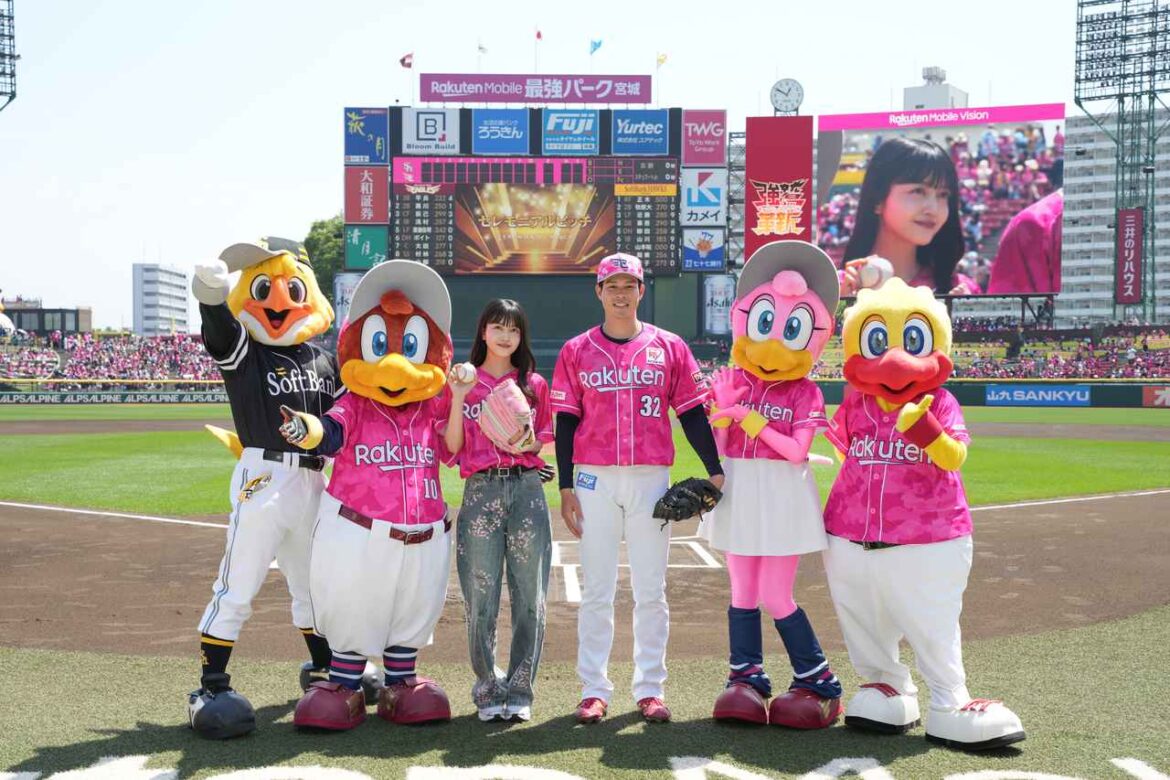 画像: 色鮮やかなサードユニフォームとピンク色のグローブで登場した久保史緒里さんは、捕手を務める中島大輔選手のミットを目掛けて、ノーバウンド投球を披露。