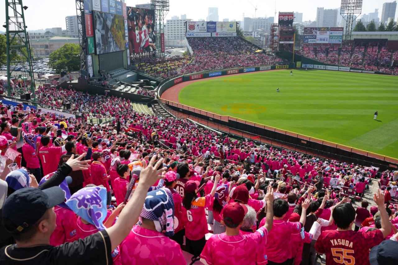 画像: ピンク色に染まったスタンドのファンが、チームに温かい声援を送った。写真：楽天球団提供