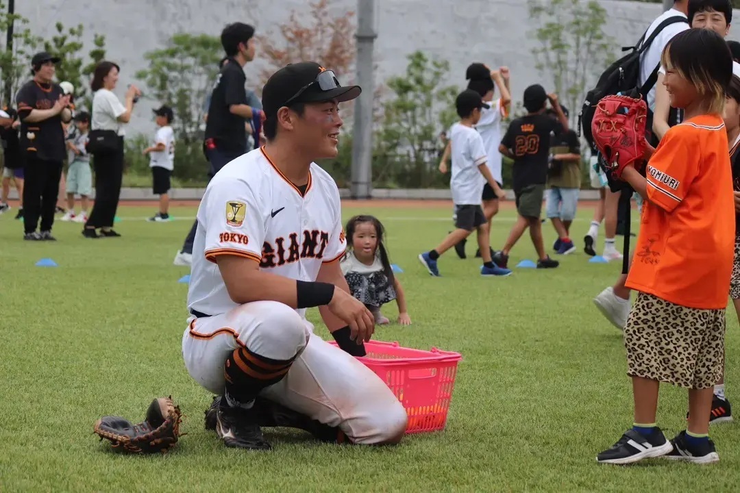 「投げる」を指導する山瀬慎之助選手 *昨年の様子