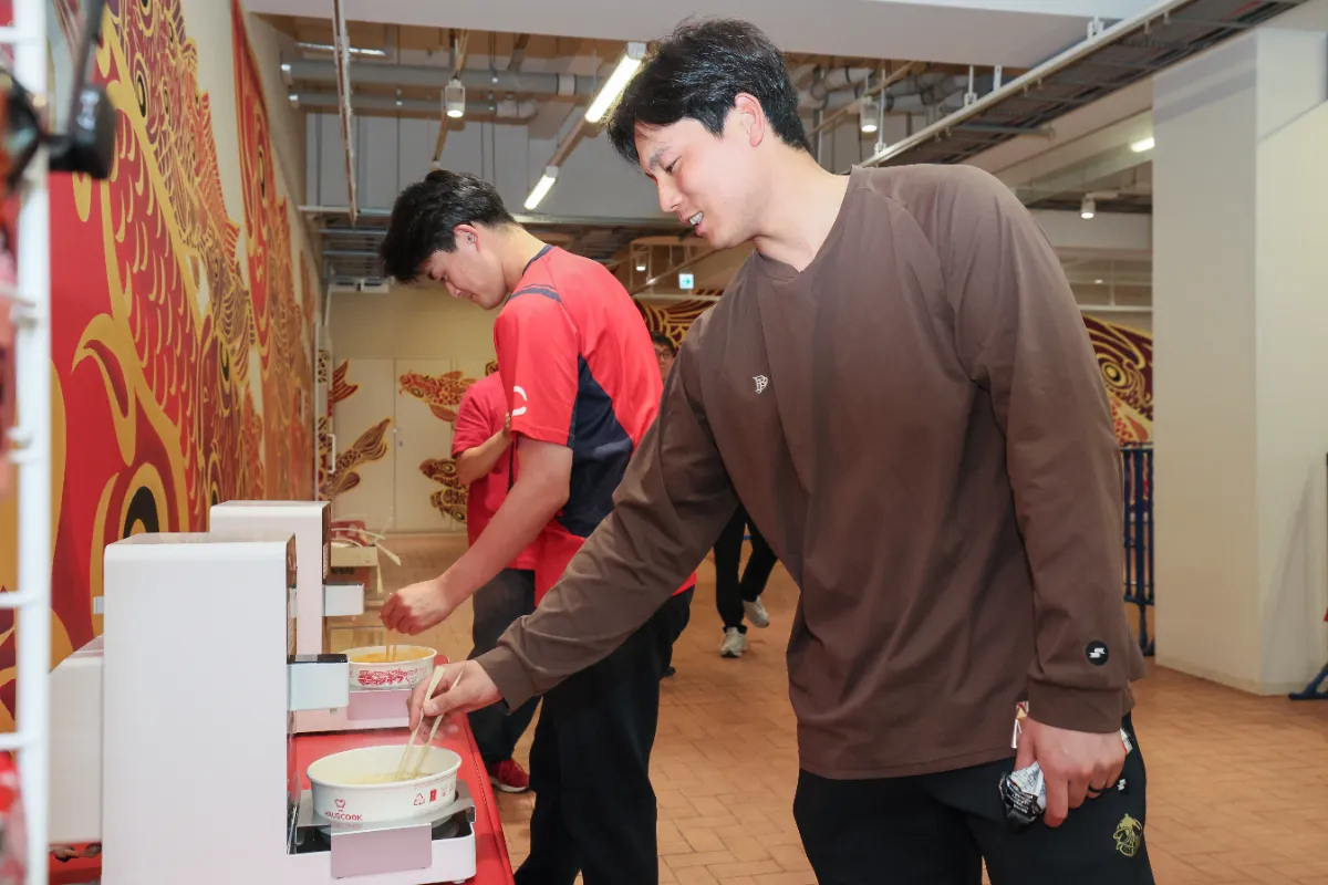 試食会に参加した栗林、岡本両投手は、自らラーメンを調理