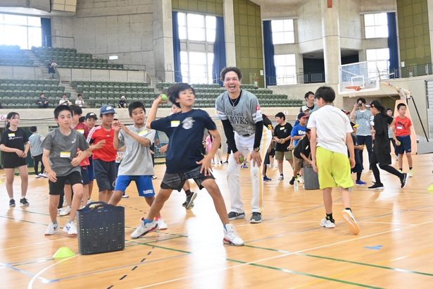 小学生 元プロ選手と交流 県総合運動公園 沖縄市で「九州スポーツキャラバン」 野球、サッカー、バスケに100人