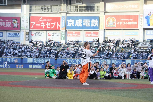 YouTuberアイドルグループ・リアルピース、「千葉ロッテ VS. 埼玉西武」でセレモニアルピッチ