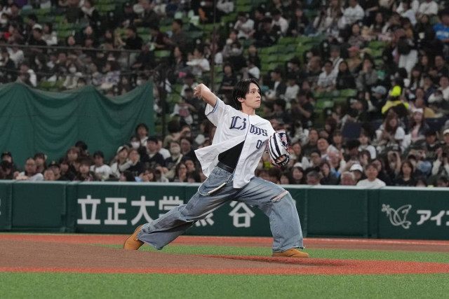 WILD BLUEが西武戦に登場 山下幸輝、宮武颯がセレモニアルピッチ「90点はあげたいな」「全力で速い球を投げられた」