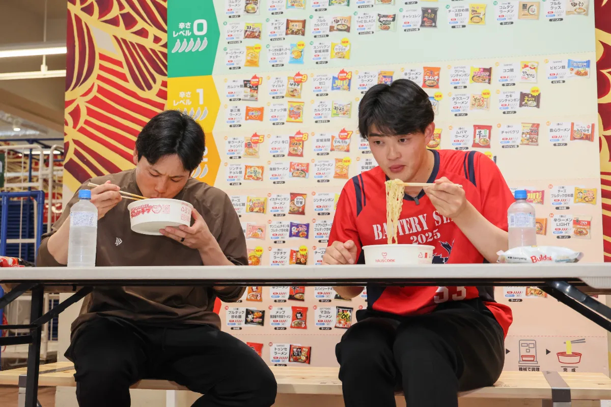 試食会では、栗林投手が「カムジャ麺」、岡本投手が「クリーム・カルボ」をチョイス