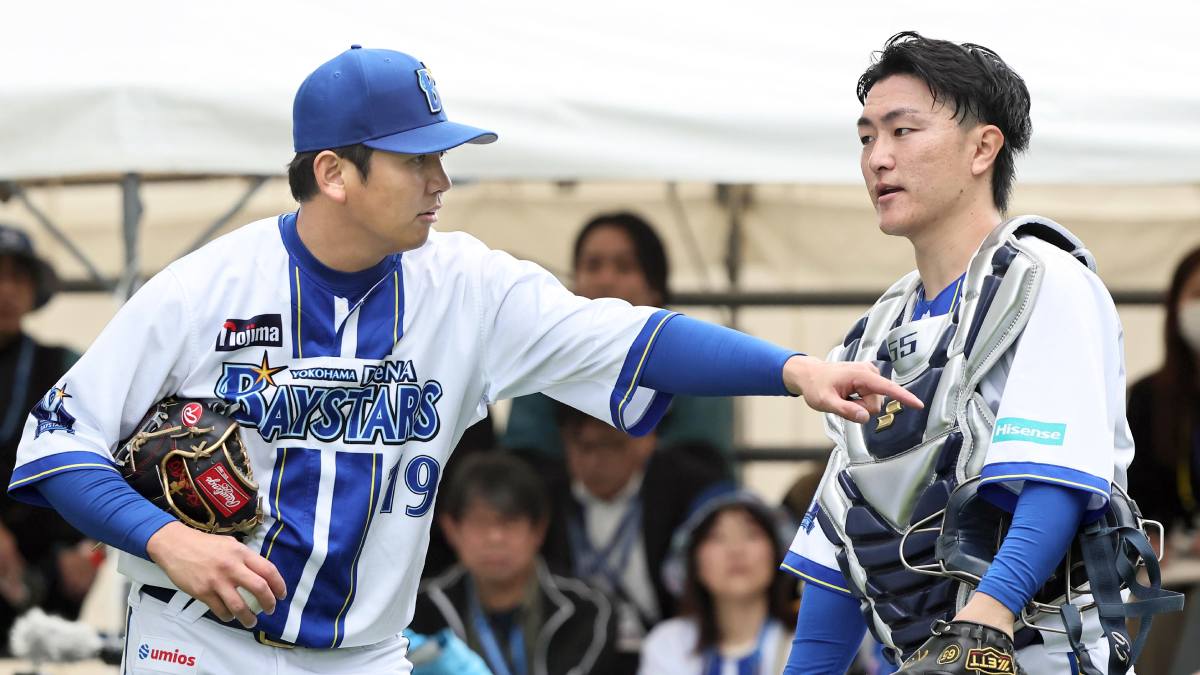 ブルペンで山崎康晃(左)と話すDeNA・古市尊